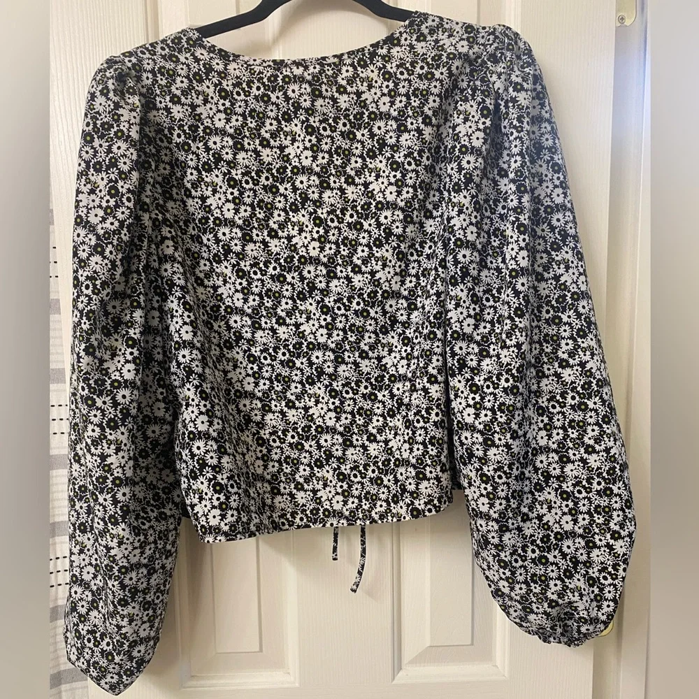 Levi's Black and White Floral Puff Long Sleeve Front Tie Blouse Size XL - Picture 10 of 16
